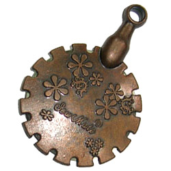 thread cutter pendant